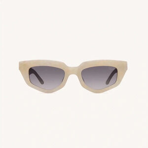 Dezi On Read Sunglasses in COLOR: LIMESTONE / SMOKE FADED